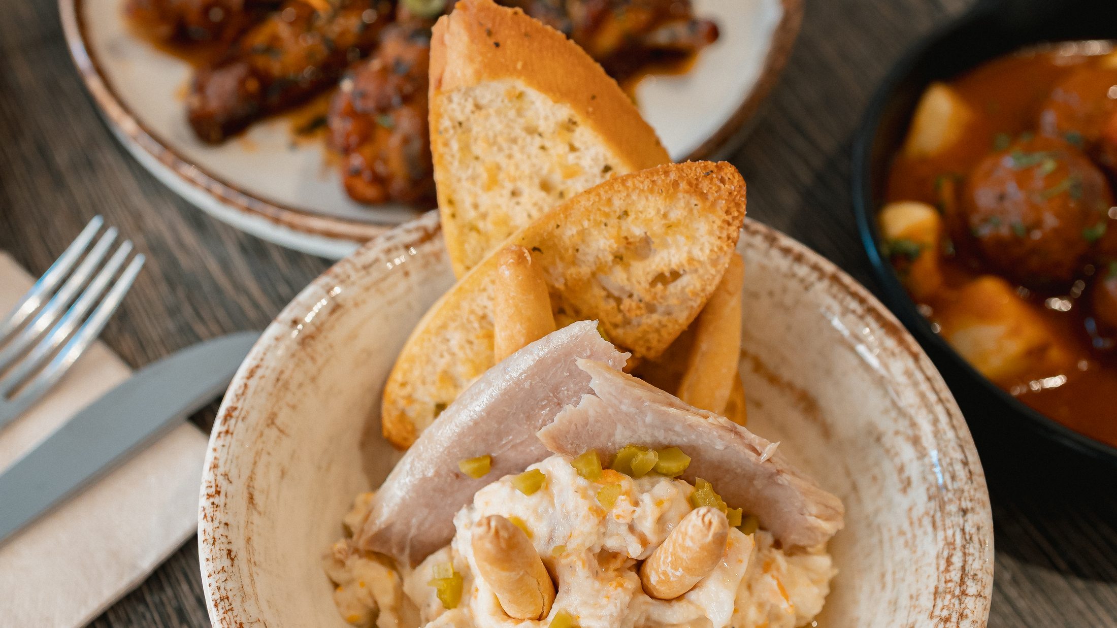 Ensaladilla rusa, alitas y albóndigas caseras en Can Frasquet, Palma