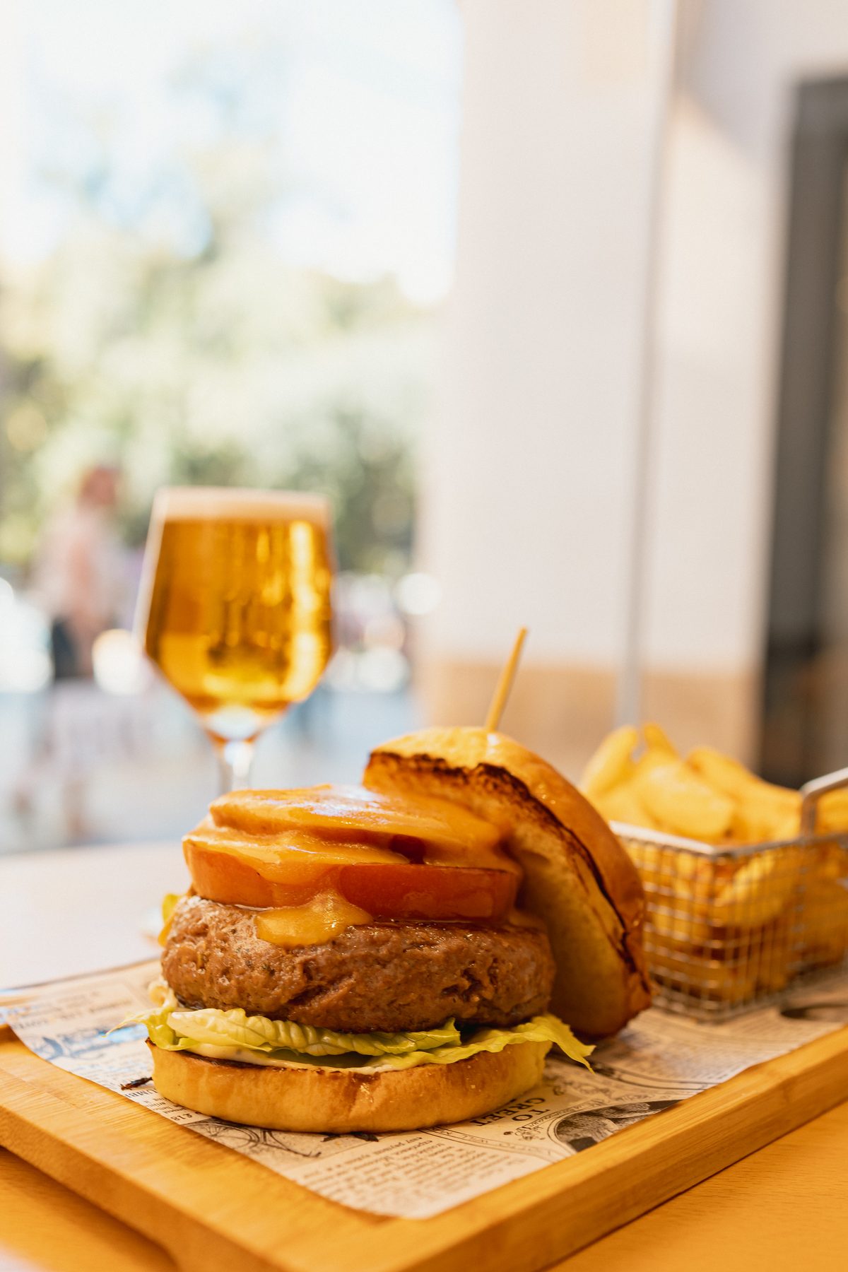 Can Frasquet 100% Black Angus burger with French fries and a draught beer