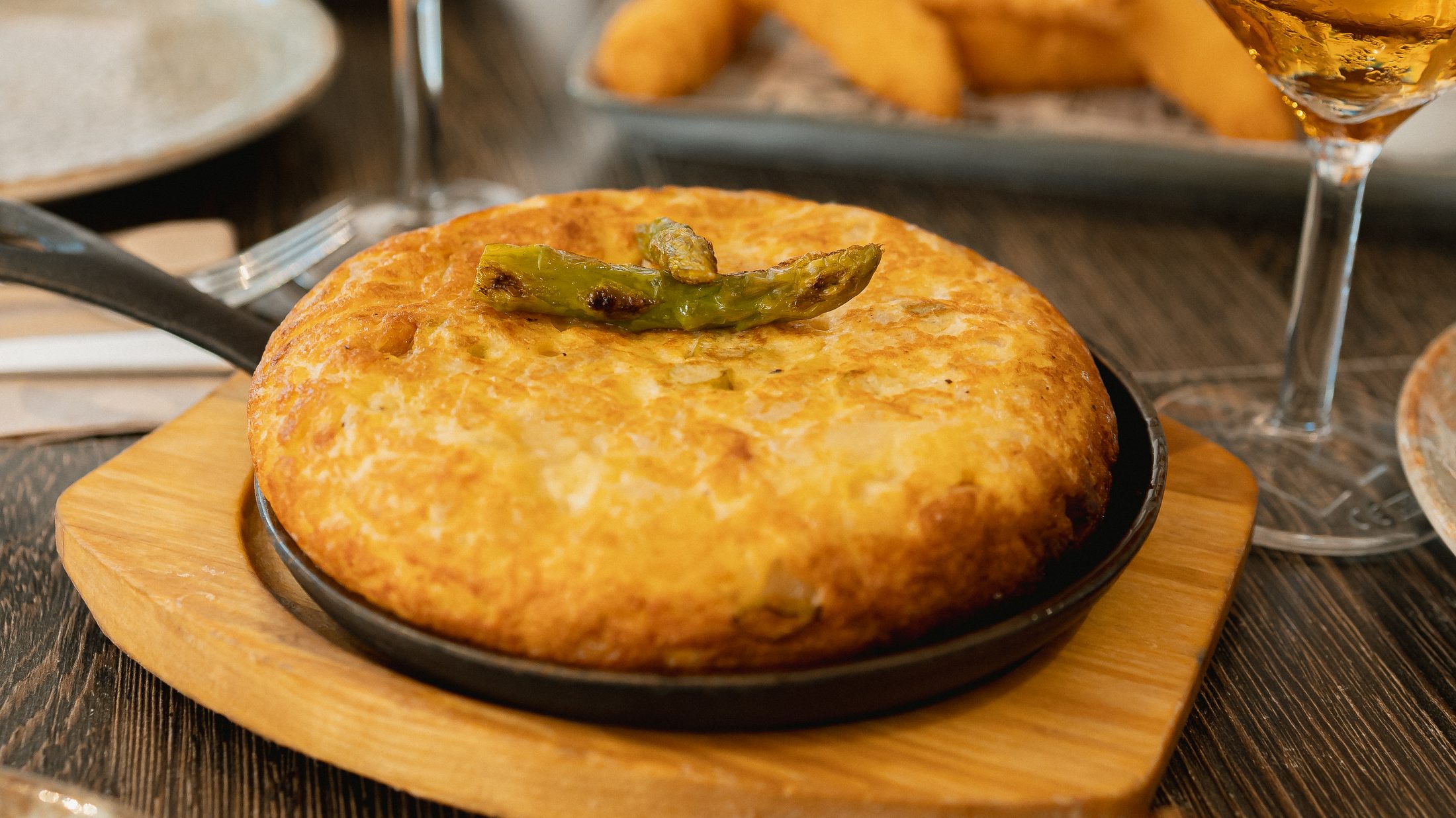 Spanish omelette with asparagus and draught beers at Can Frasquet, Palma